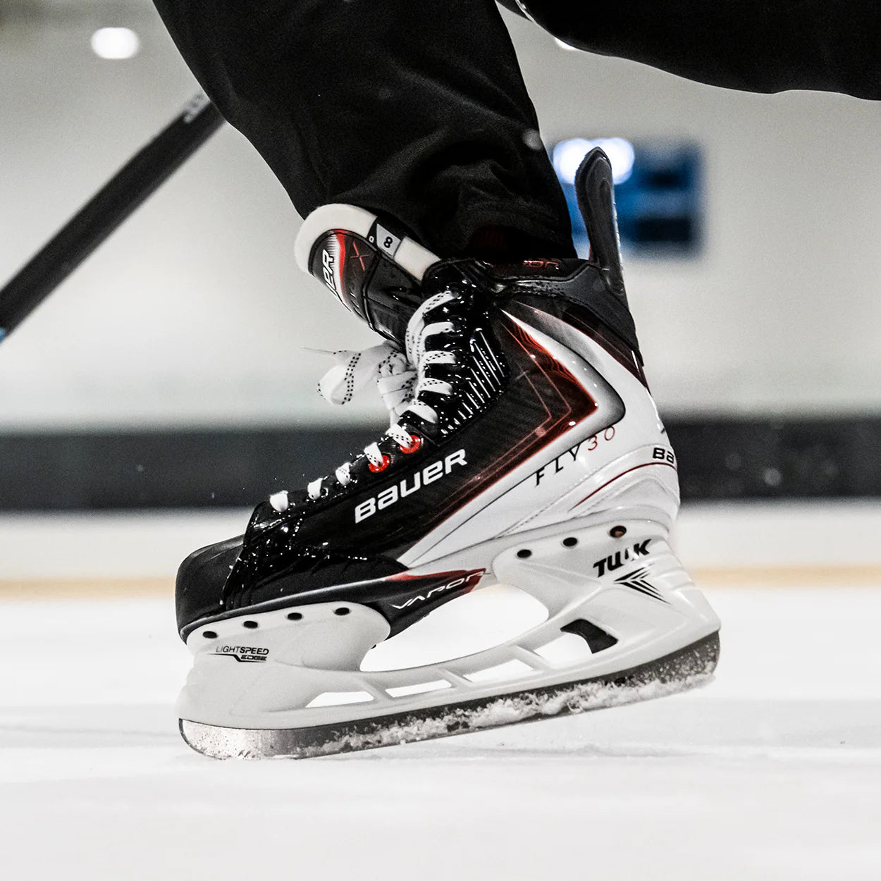 Bauer Schlittschuh Vapor Fly30 Seitenansicht auf Eis