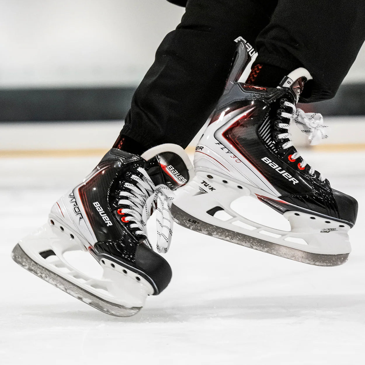 Bauer Schlittschuh Vapor Fly30 Seitenansicht auf dem Eis in Aktion