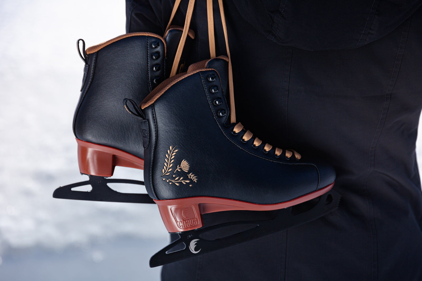 Chaya Schlittschuhe Merlot hängt über dem Rücken