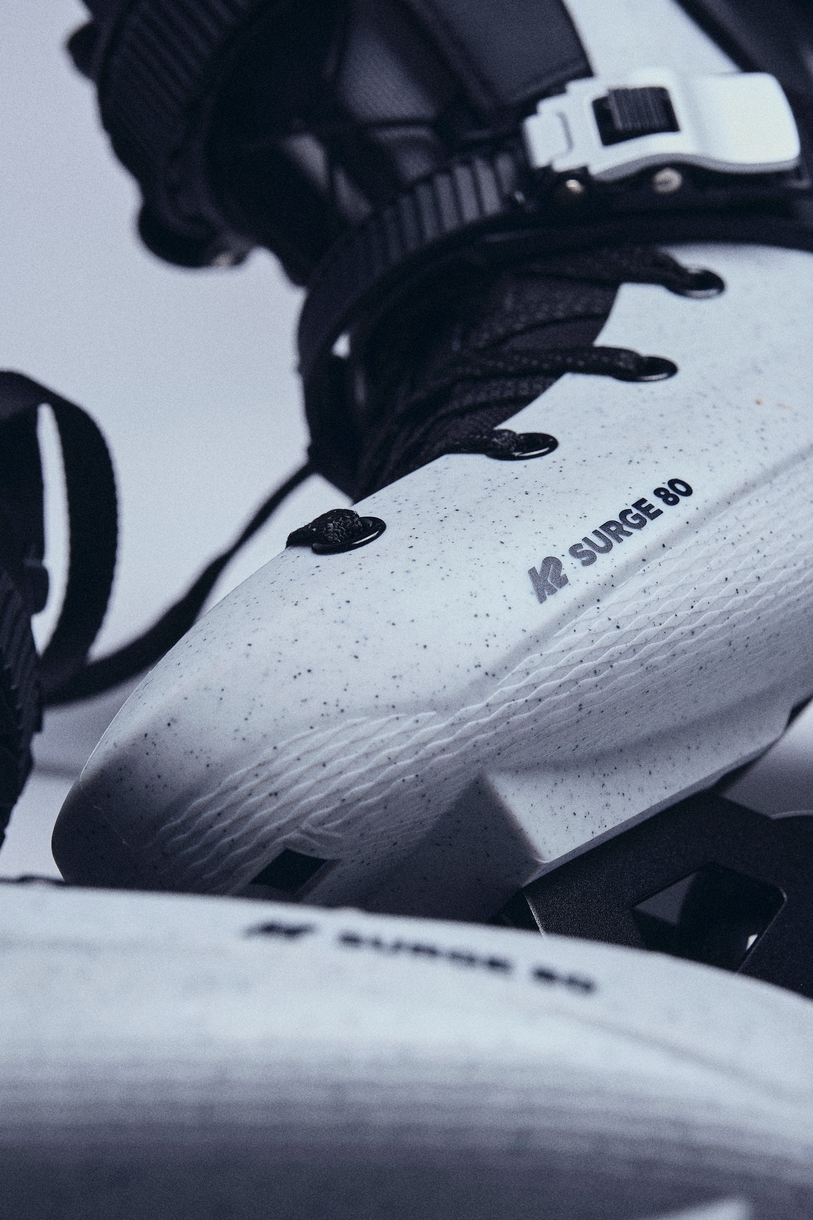 K2 Surge 80 gray Logo auf Schuh