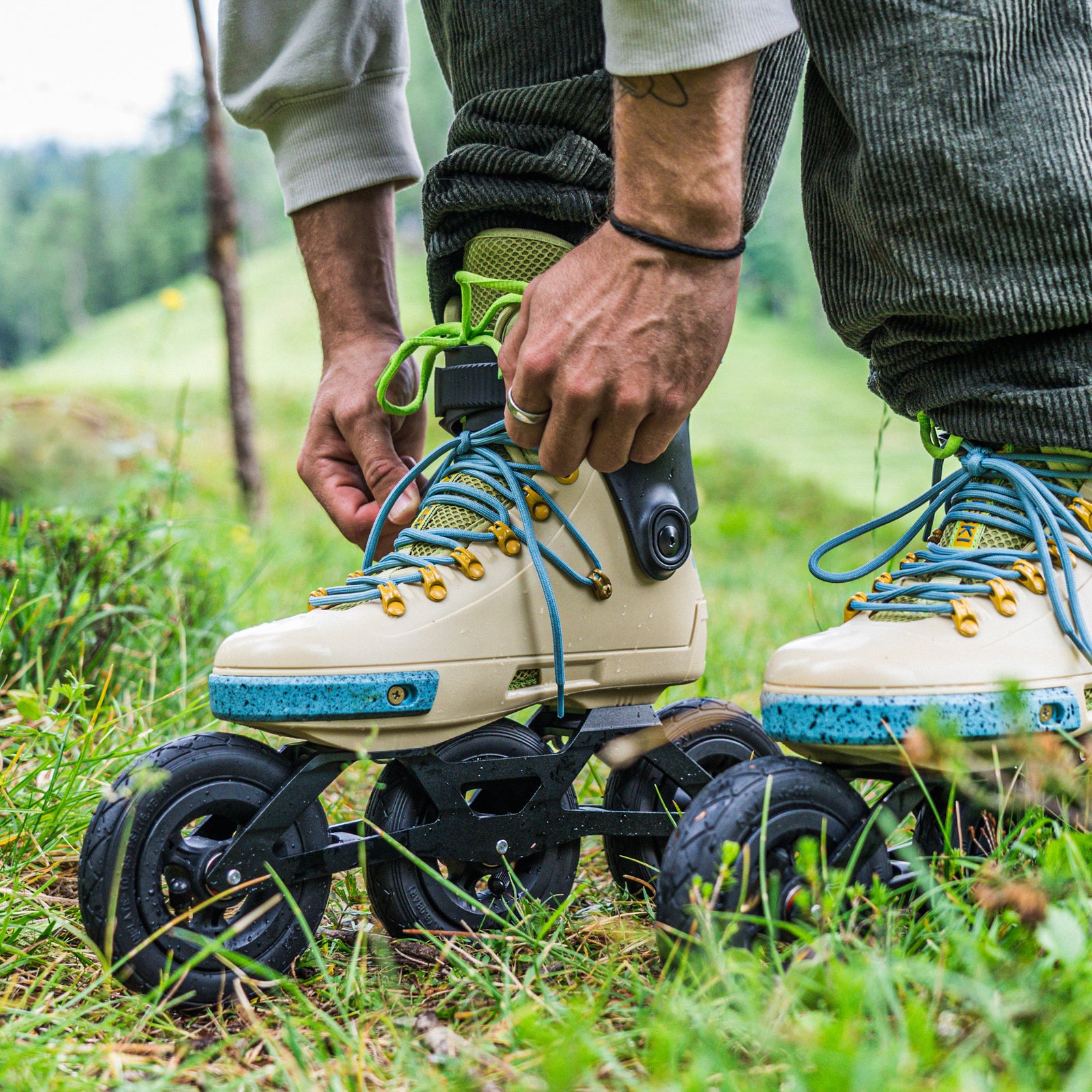Powerslide Next Renegarde Pro 125 - Offroad, Person bindet Schuh im Freien
