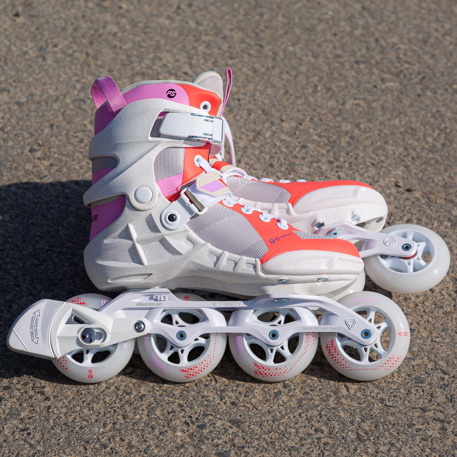 Powerslide Phuzion Argon 100 peach. Ansicht beider Schuhe in Outdoor Aufnahme