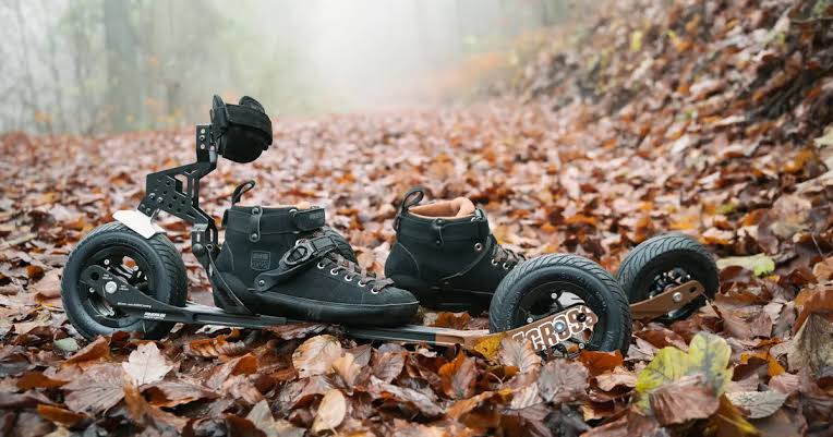 Powerslide SUV Adventure Skates 4-Cross 175, Beide Schuhe, Seitenansicht, Draußen